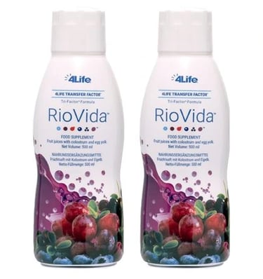Twee flessen 4Life RioVida met Transfer Factor, een vruchtensap-supplement met colostrum en antioxidanten