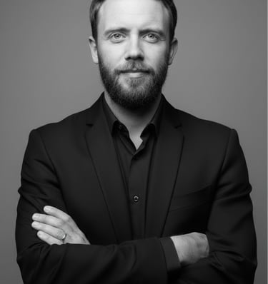 Retrato de estudio profesional en blanco y negro de Mikhail Davydov con un traje formal y los brazos