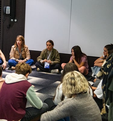 Photos d'un atelier sur le vivre ensemble pour lutte contre le harcèlement scolaire. Eleve assis