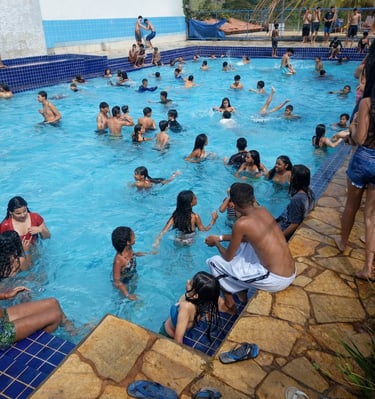 Piscinas do Clube AQUA para passeios escolares em Cidade Ocidental perto de Brasília