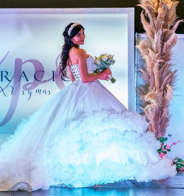 mujer vestida de novia en pasarela de expo celebraciones