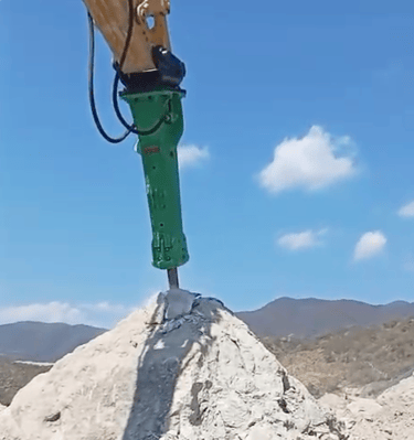 Martillo hidráulico reacondicionado Montabert trabajando en demolición