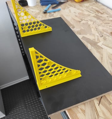 Equerre en impression 3D fixée sur une étagère