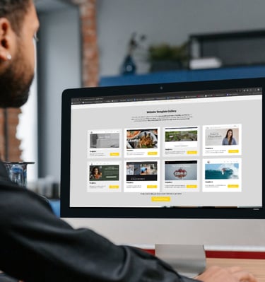 Une person devant un Imac regarde une site web fait a Maurice