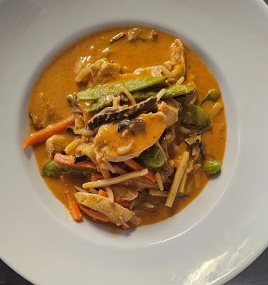 Thai Curry mit Reis und Poulet