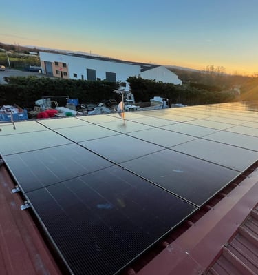 Installation de panneaux photovoltaïques réalisée par la société ALSUN ENERGY