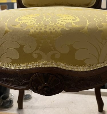 Détail d'une chaise Louis XV avec brocard de soie jaune et galon crête jaune et blanc
