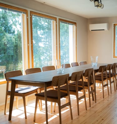 13 henkilön ruokapöytä