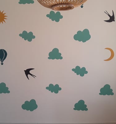 Fresque murale chambre d'enfant nuages peints au pochoir Normandie alternative au papier-peint