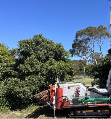 callaway drilling white and red comacchio 305 drill rig