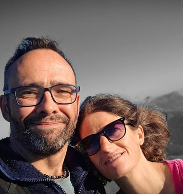 mon épouse et moi en haut d'une montagne