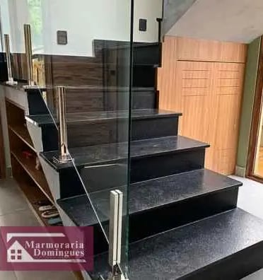 escada com granito preto sao gabriel polido e escovado feito por marmoraria domingues