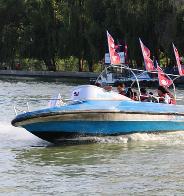 bateau sur le lac Bulbul de surkhet