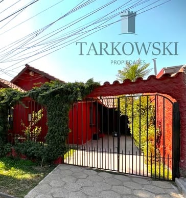 casa roja con cierre de reja y arbustos piso de cemente y área verde dentro y fuera a la venta 
