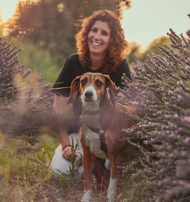 ritratto di cane e ragazza sorridente tra la lavanda