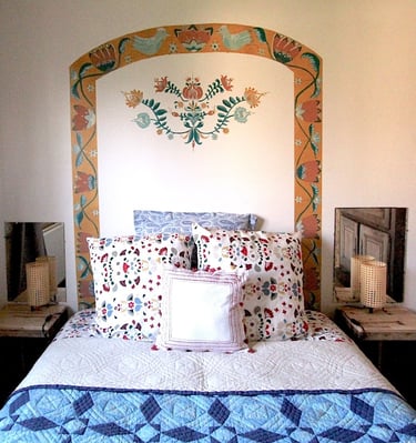 Arche de lit peinte inspiration roulotte bohème boho gîte de charme Fresh Fresque Normandie Caen