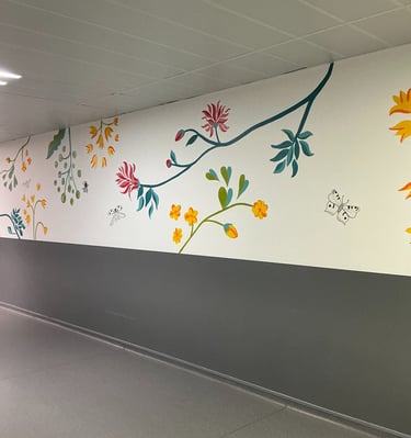 Centre Hospitalier Universitaire Caen Normandie fresque peinte murale fleurs et insectes couleurs