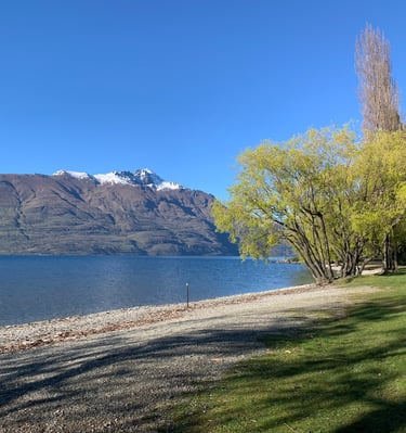 Beautiful walk along Lake Whakatipu