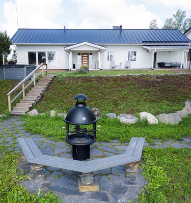 Julkisivua järveltä kuvattuna