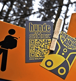 www.hunde-sitter.pro Visitenkarten am Schild im Wald befestigt