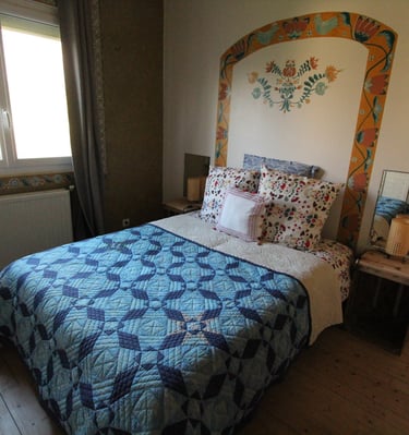 inspiration roulotte motifs floraux tête de lit peinte sur le mur par Marie Hardy Caen Normandie Ifs