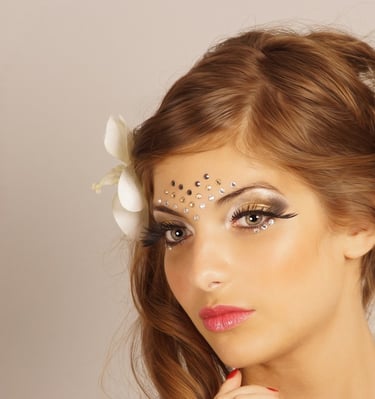 Profilkép. Portré. Gyönyörű nő, különleges, alkalmi, strasszköves smink.