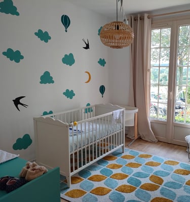 Fresque murale au pochoir Fresh Fresque Evrecy Caen Normandie chambre d'enfant nuages et oiseaux