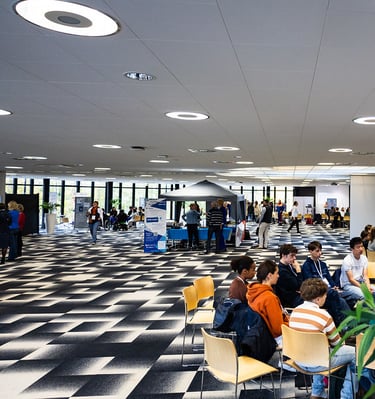 vue d'ensemble des atliers lors de l'événement harc'Event. COllégiens et professeurs et intervenans