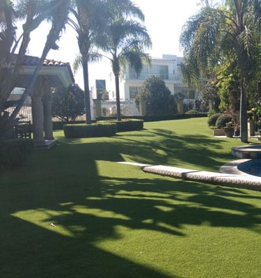 pasto sintetico instalado en un salon de eventos con alberca