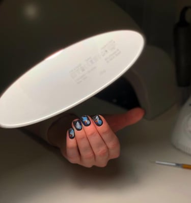 Klientei atliktas kombinuotas manikiūras su penkių atspalvių geliniu lakavimu