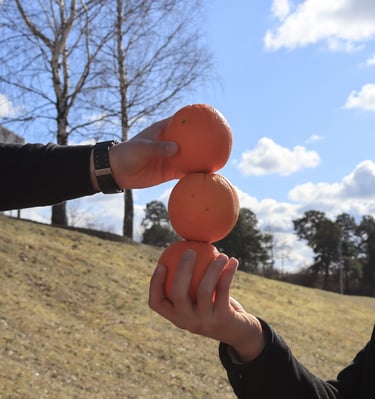 trys vienas ant kito sudeti apelsinai