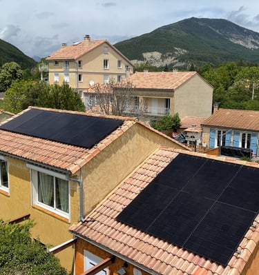 Installation de panneaux photovoltaïques réalisée par la société ALSUN ENERGY