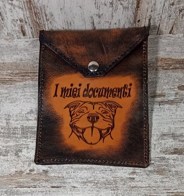 Porta documenti per cani con logo di un cane e scritta i miei documenti sul davanti, di MaxCuoio