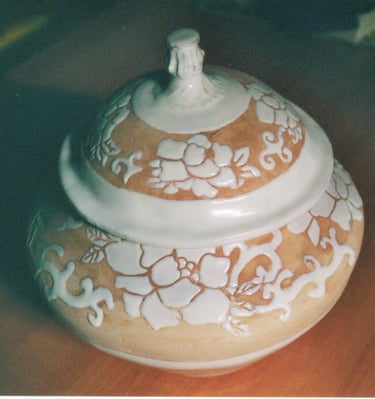 vaso in terracotta con decorazioni floreali