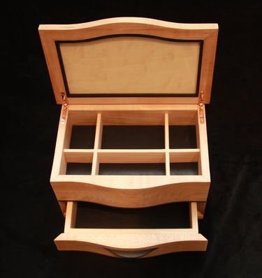 Handgemaakt jaren-20 geïnspireerd juwelenkistje: gevlamde esdoorn met ebbenhouten details.