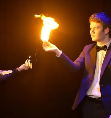 magicien avec du feu