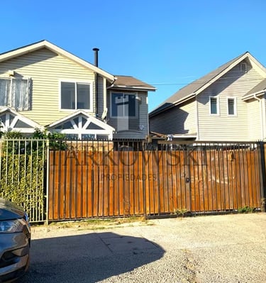 casa dos pisos color blanca con 2 ventanas y cierre de madera piso de cemento 