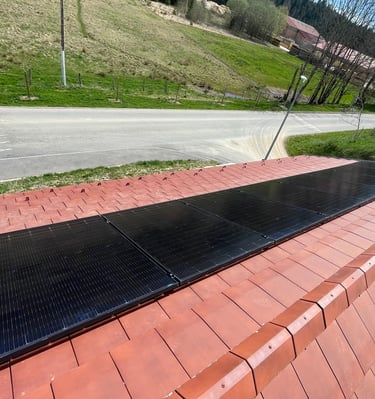 Installation de panneaux photovoltaïques réalisée par la société ALSUN ENERGY
