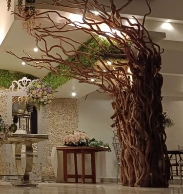 gran arco de raíces dentro de salon de eventos