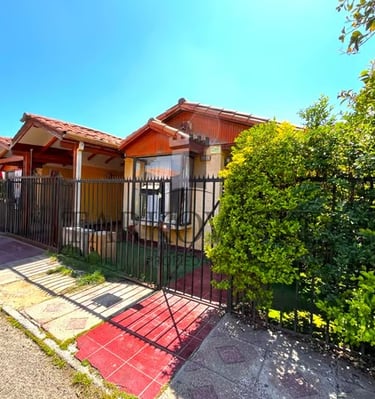 casas con cierre de acero de un solo piso techo de madera y murallas color blanco con antejardin 