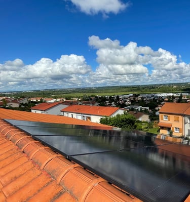 Installation de panneaux photovoltaïques réalisée par la société ALSUN ENERGY