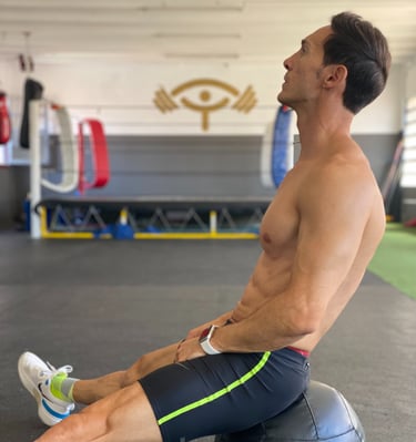 Entrenador descansando entre ejercicios de fuerza.