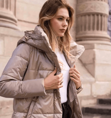 Une femme qui porte une doudoune réversible