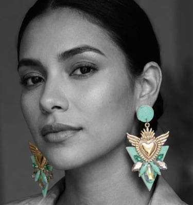 Una Mujer Luciendo Aros Corazon alado