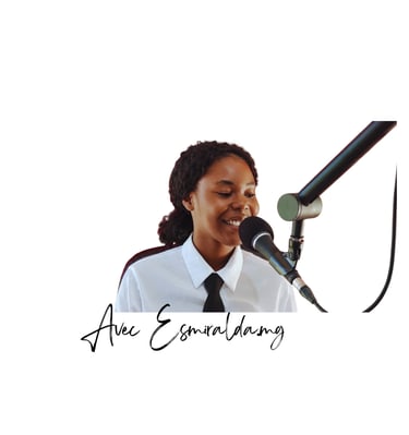 Une fille qui enregistre un podcast avec un Micro