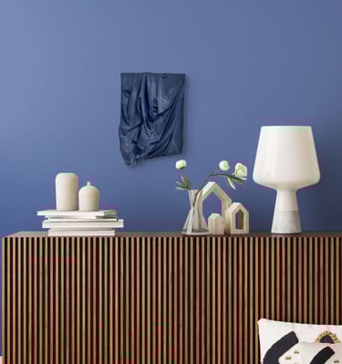 Billedkunst af blåt draperet stof