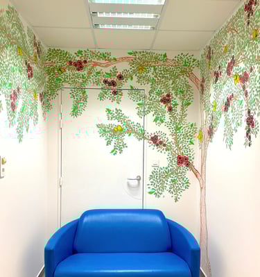 maternité Centre Hospitalier Universitaire Caen Normandie peinture murale salle d'attente césarienne