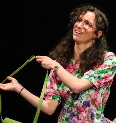 Aude Fy, comédienne dans une pièce de théâtre