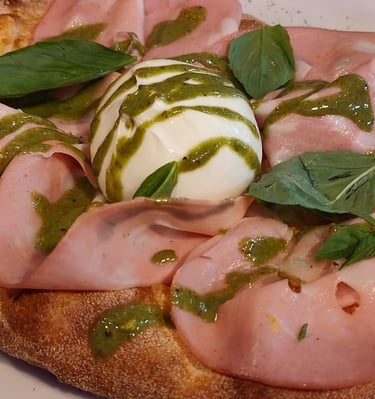 🍕 Pizza Ovale Mortadella, burrata e pistacchio by Indieblondie® from Le Marche in Italy™