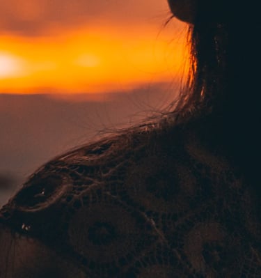Mujer disfrutando el atardecer en Bacalar